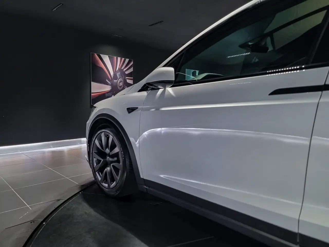 Tesla Model X - Image 9