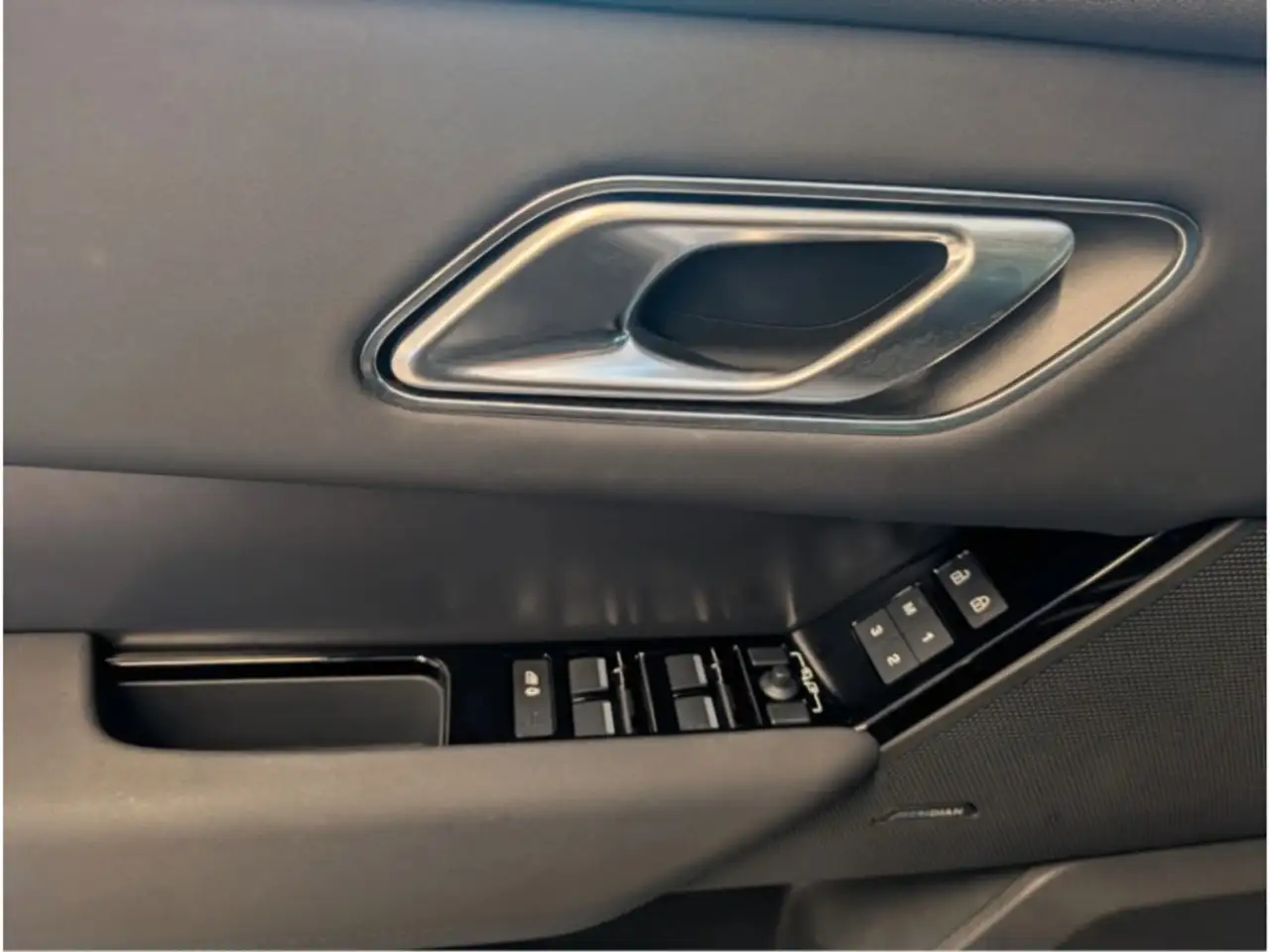 Land Rover Range Rover Velar - Image 16