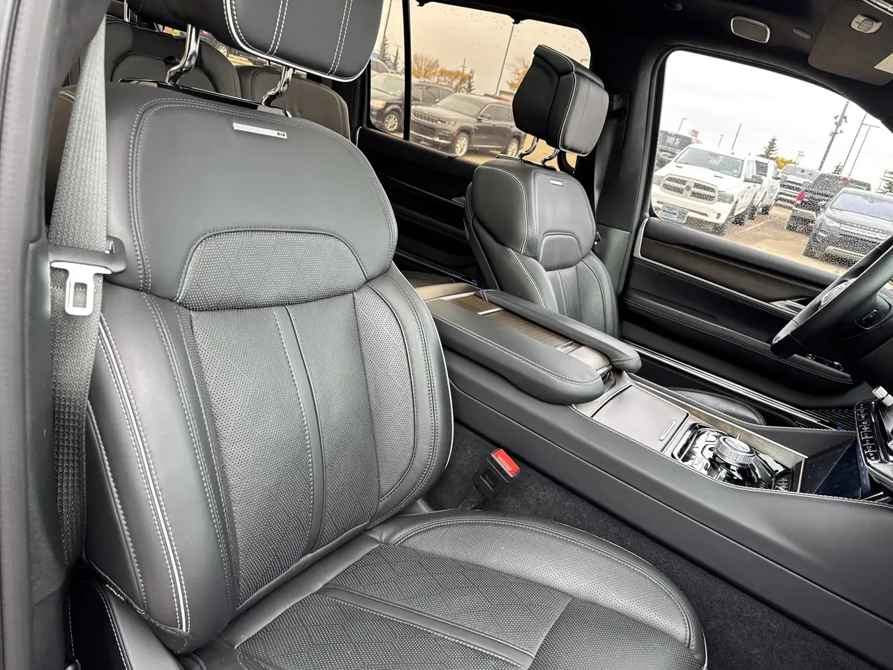 Jeep Grand Wagoneer - Image 12