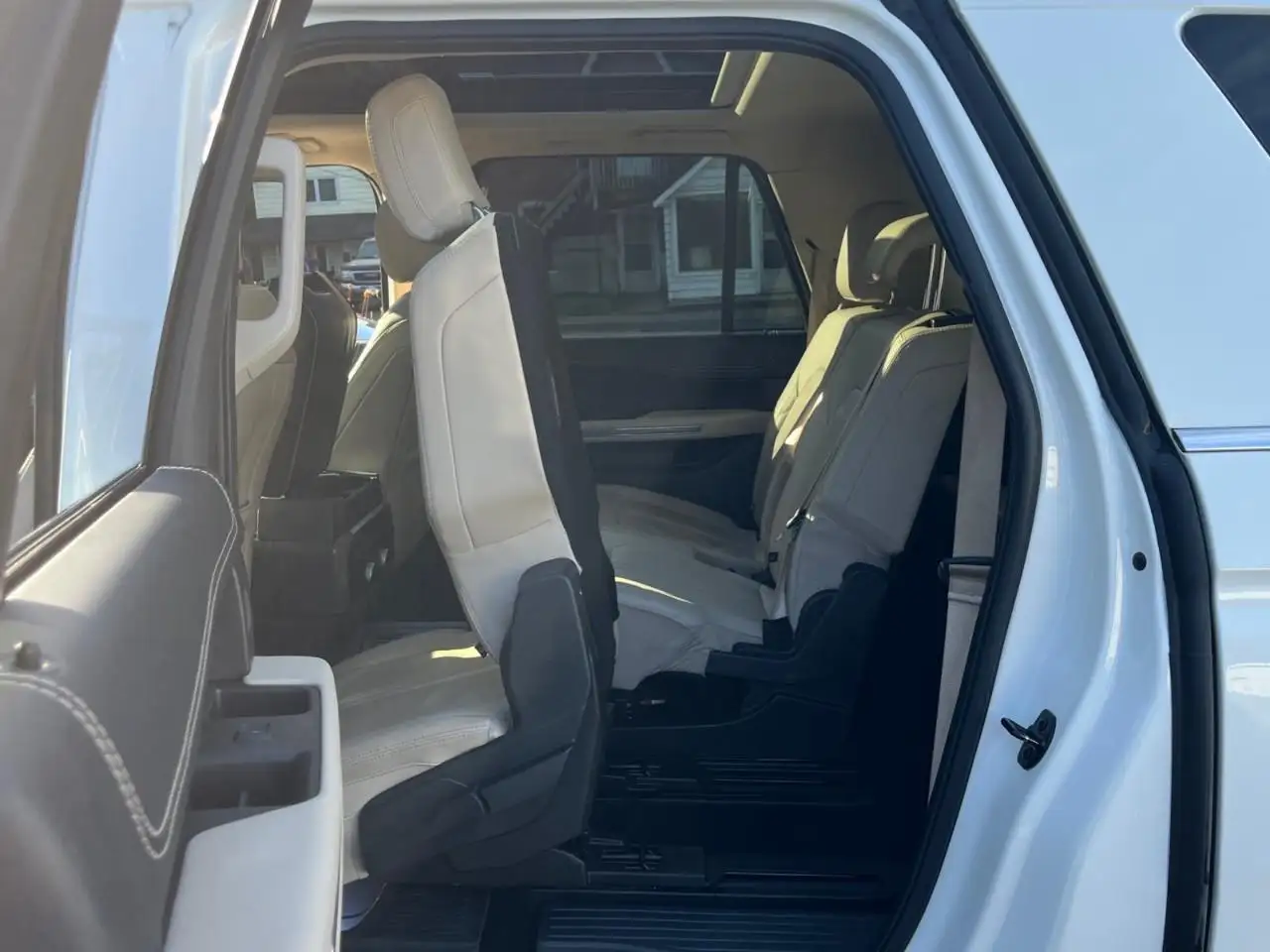 Ford Expedition - Image 16