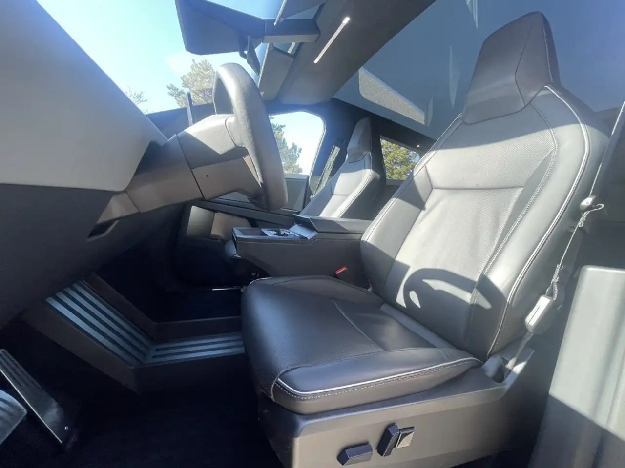 Tesla Cybertruck - Image 18