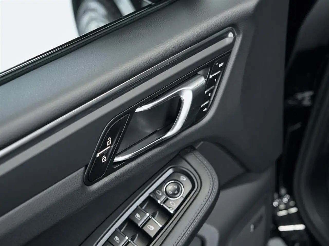 Porsche Macan - Image 27