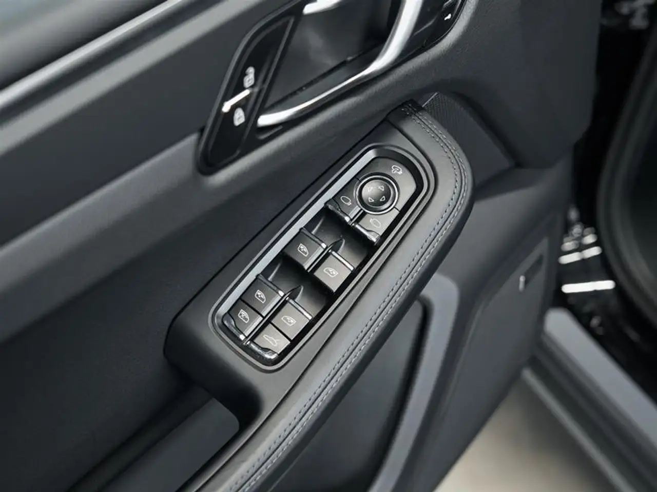 Porsche Macan - Image 28