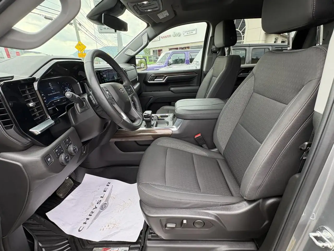 Chevrolet Silverado - Image 13