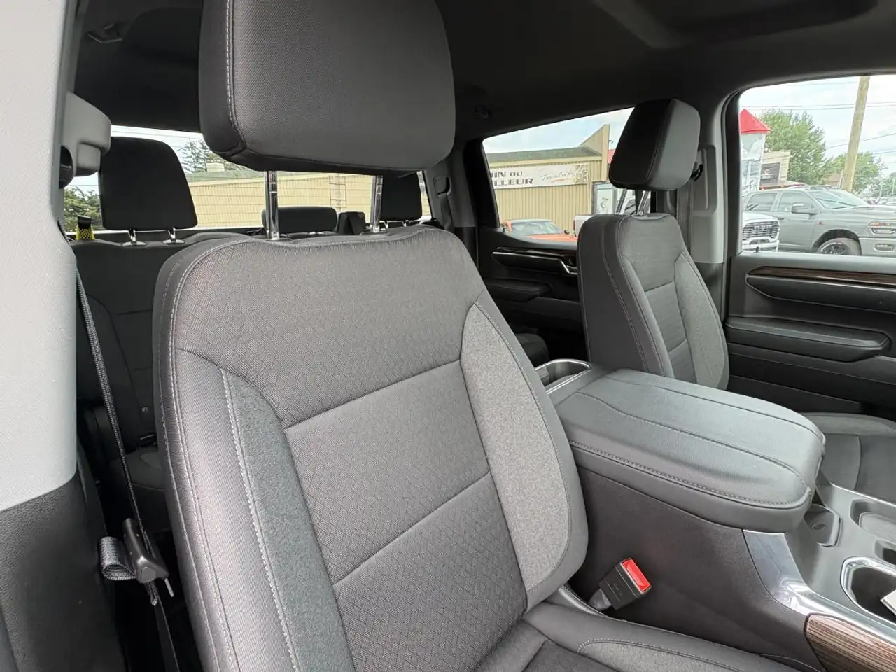 Chevrolet Silverado - Image 12