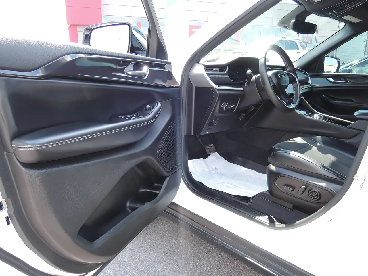Jeep Grand Cherokee - Image 4