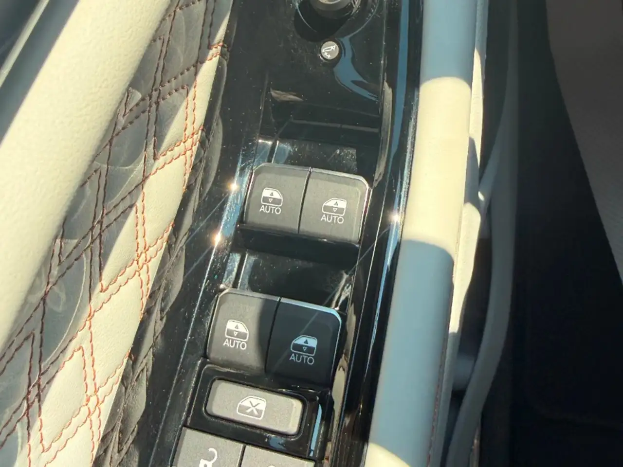 Jeep Grand Cherokee - Image 18