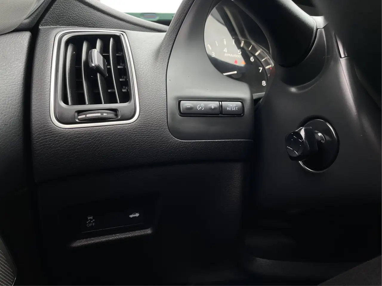 Infiniti Q50 - Image 33