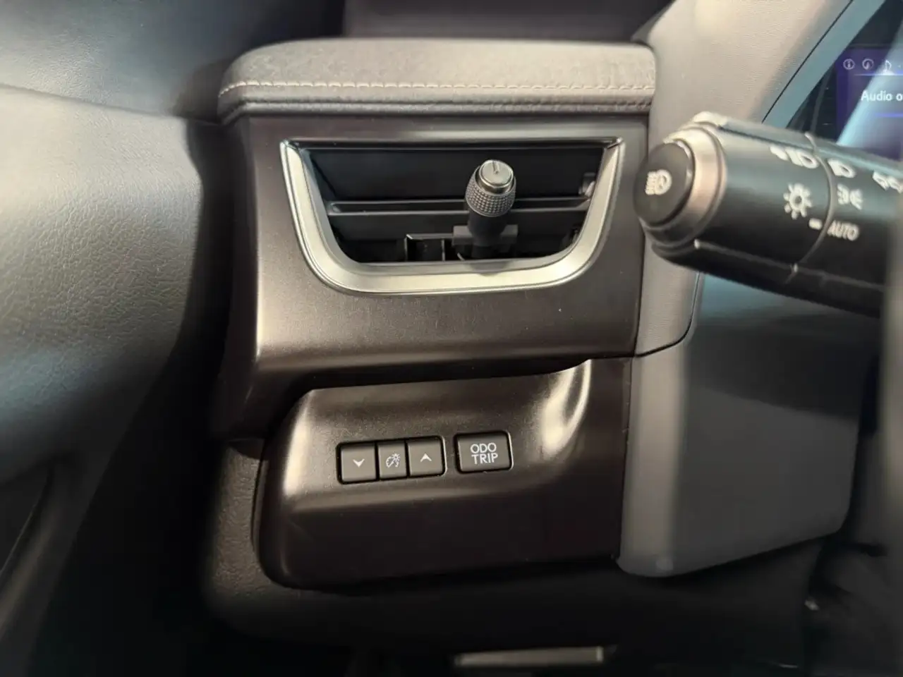 Lexus UX 250h - Image 18