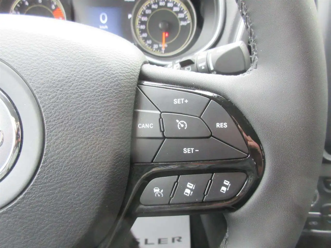 Jeep Cherokee - Image 28