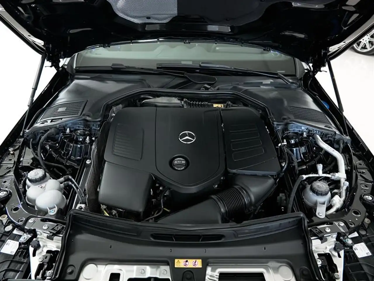 Mercedes-Benz C-Class - Image 16
