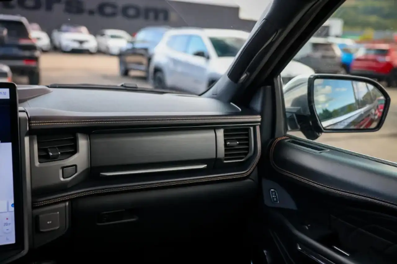 Ford Expedition - Image 23