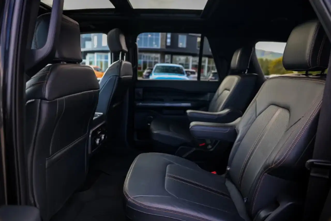 Ford Expedition - Image 19