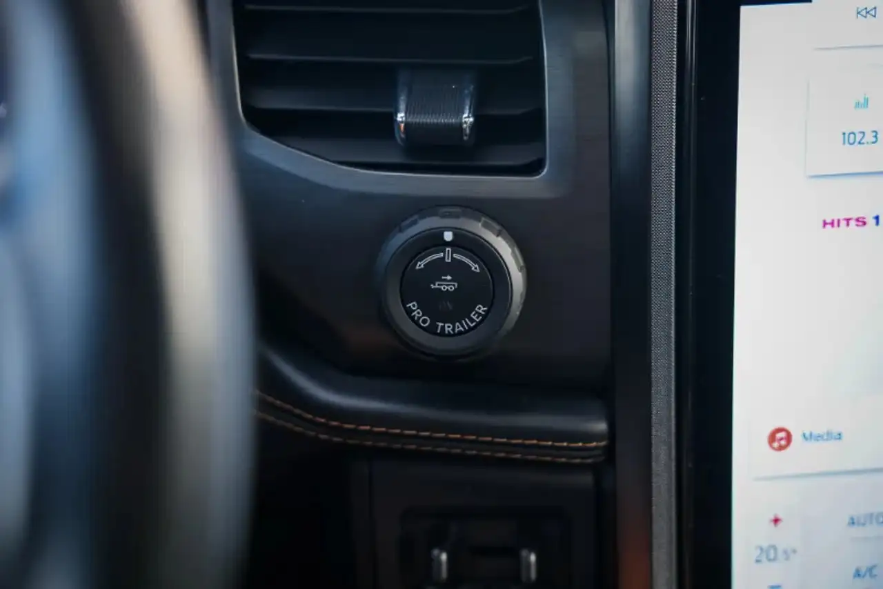 Ford Expedition - Image 13
