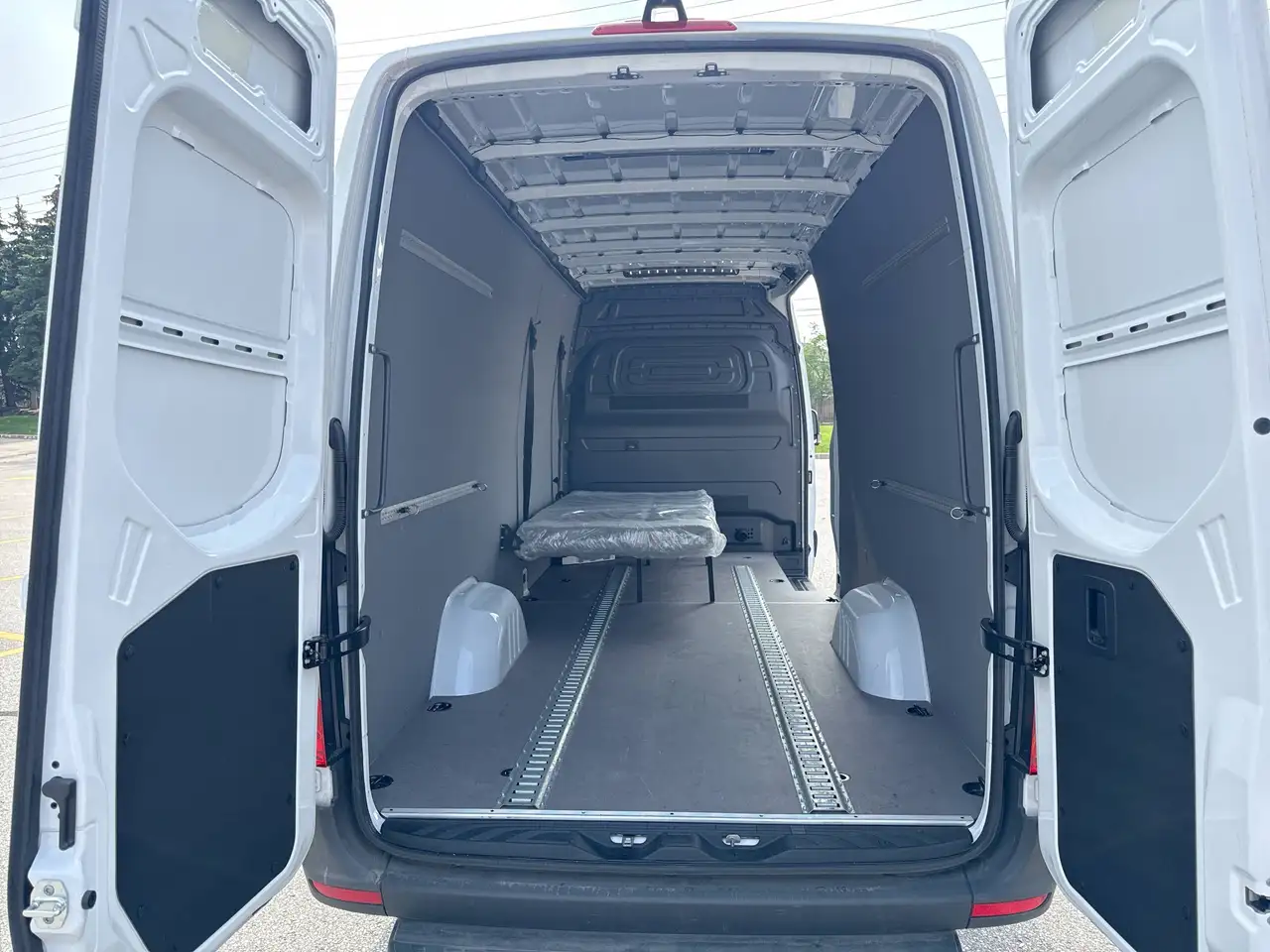Mercedes-Benz Sprinter - Image 16