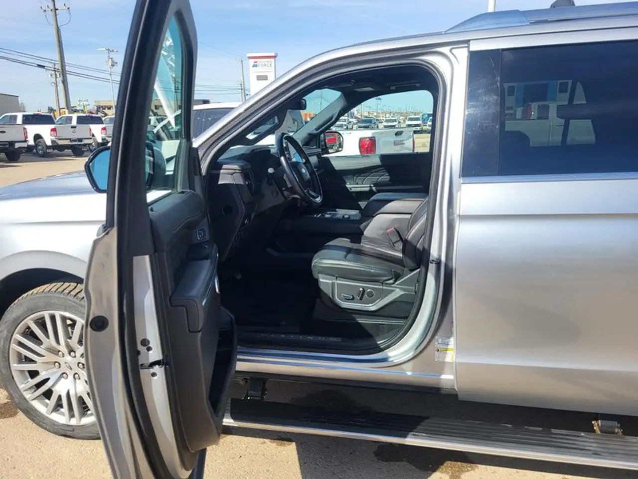 Ford Expedition - Image 11