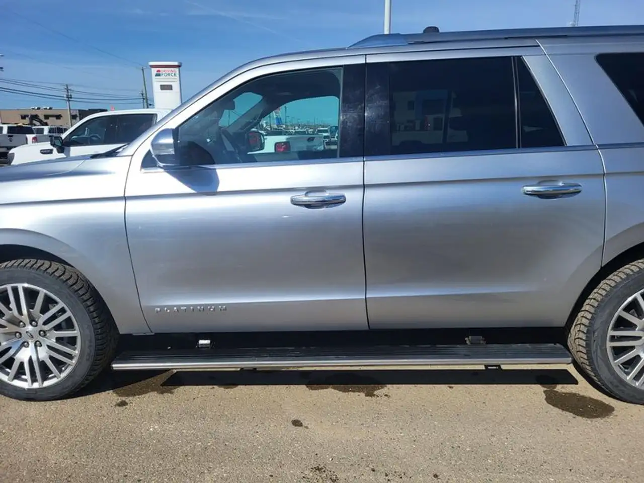 Ford Expedition - Image 24