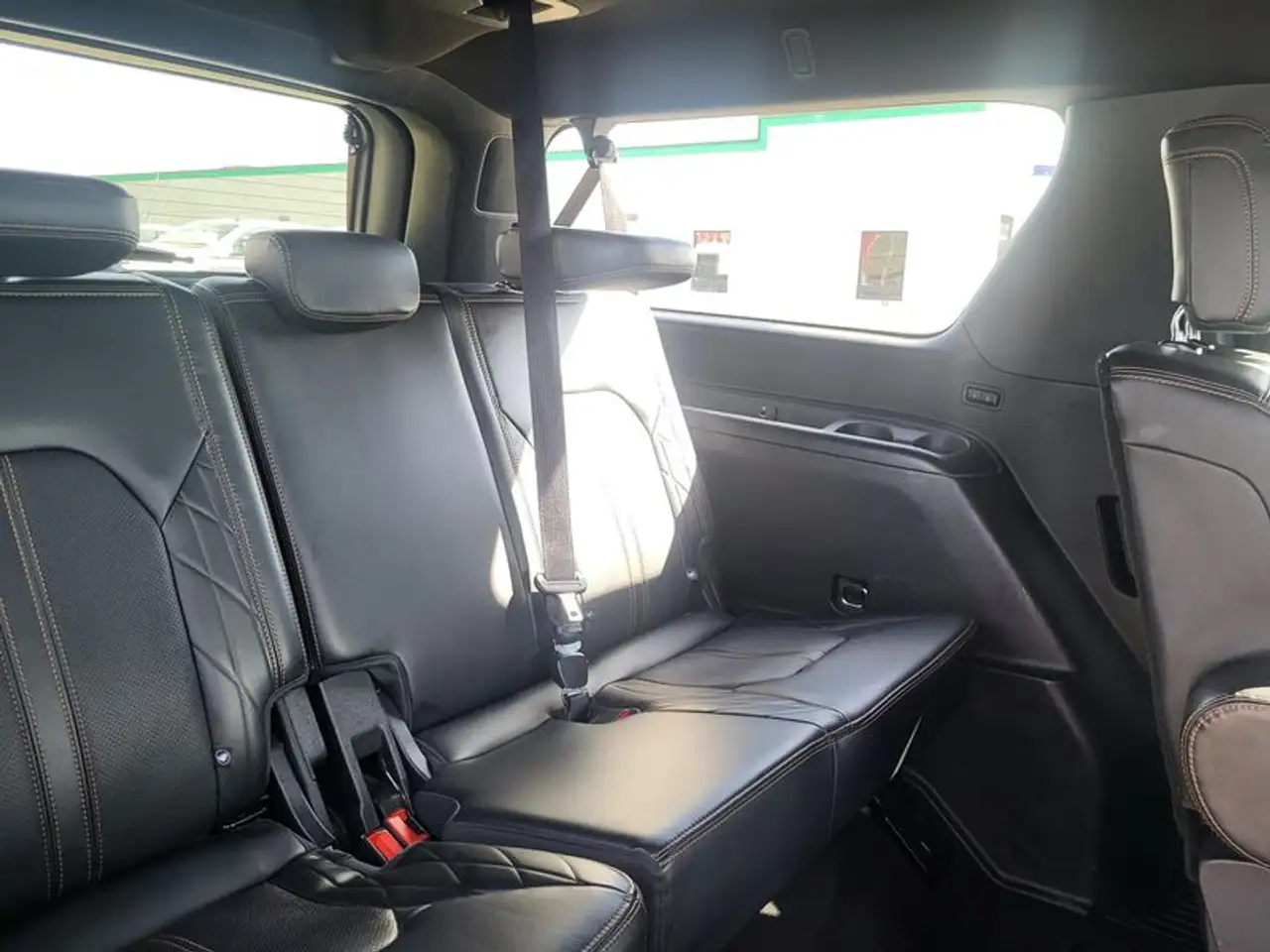 Ford Expedition - Image 9
