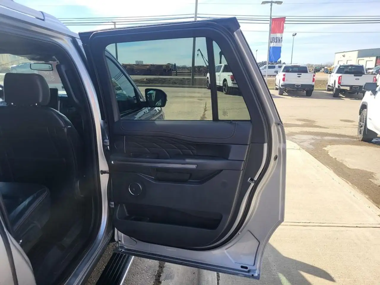 Ford Expedition - Image 18