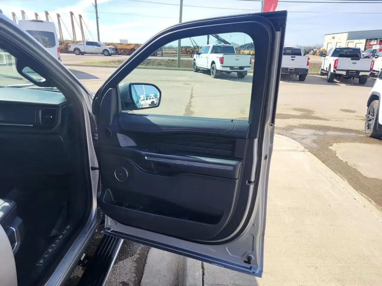 Ford Expedition - Image 16