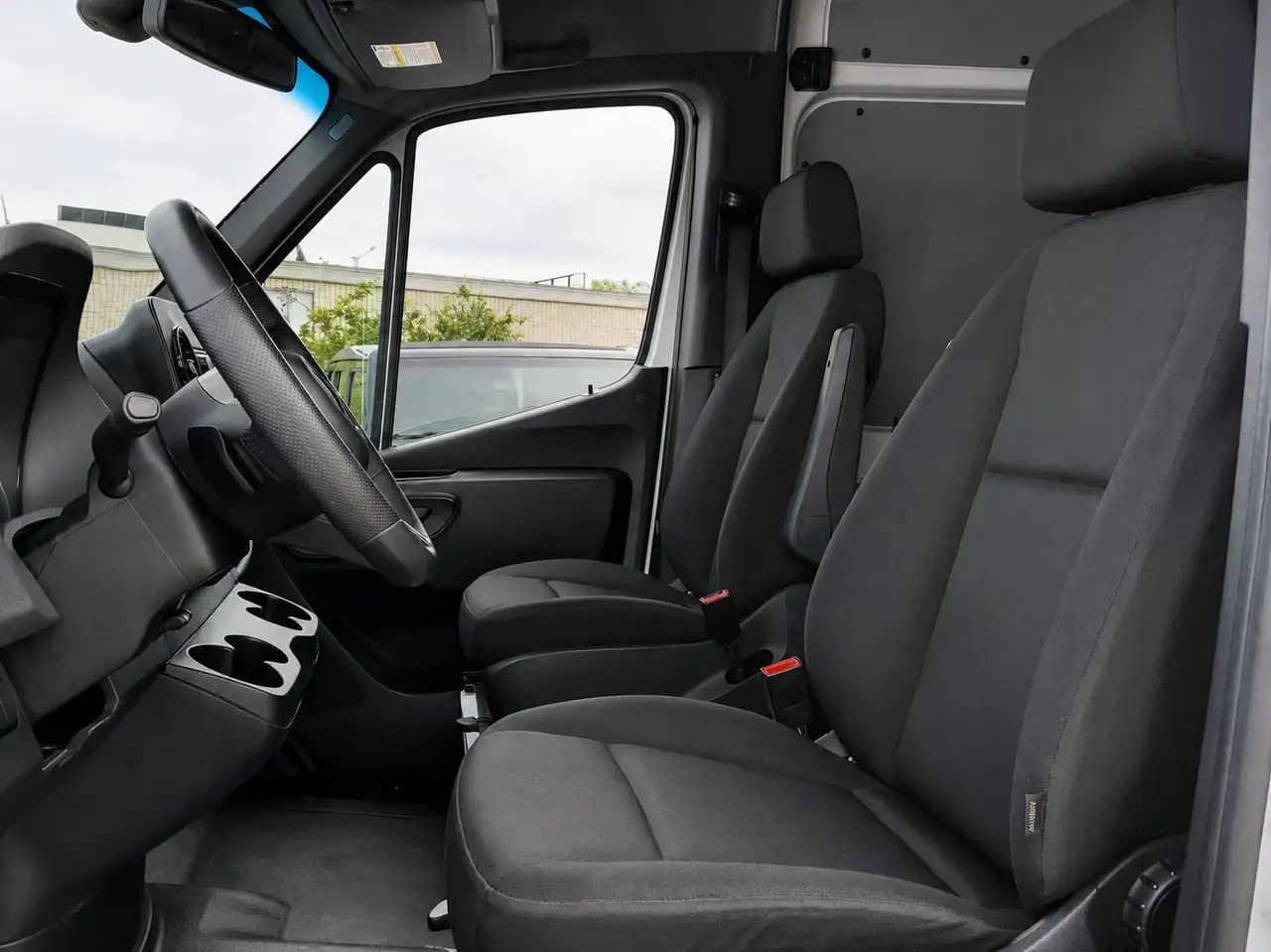 Mercedes-Benz Sprinter - Image 19