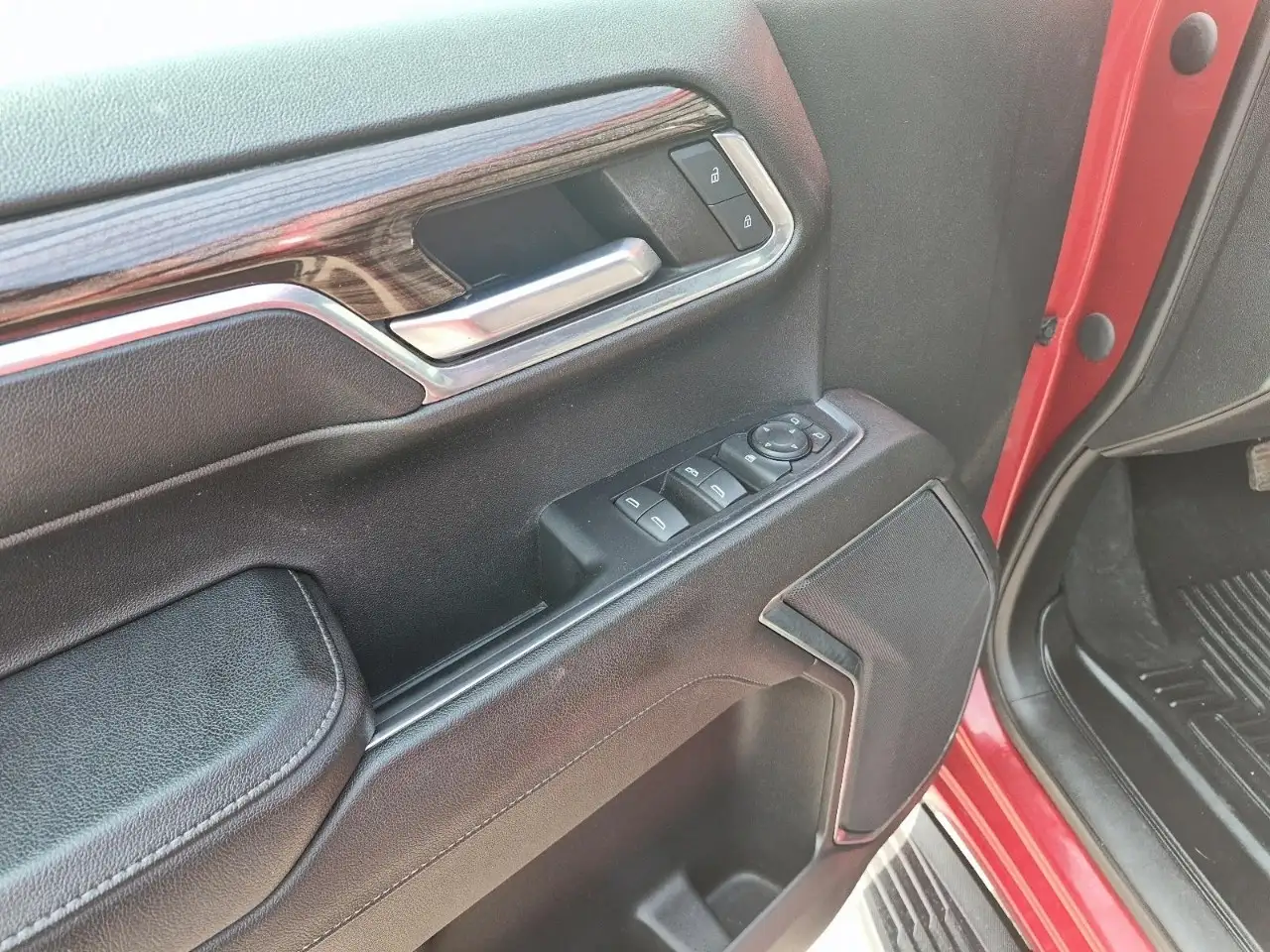 Chevrolet Silverado 1500 - Image 12