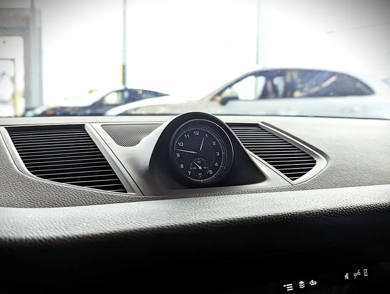 Porsche Macan - Image 25