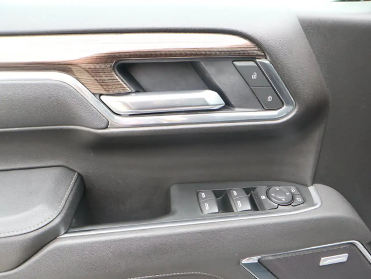 Chevrolet Silverado 1500 - Image 12