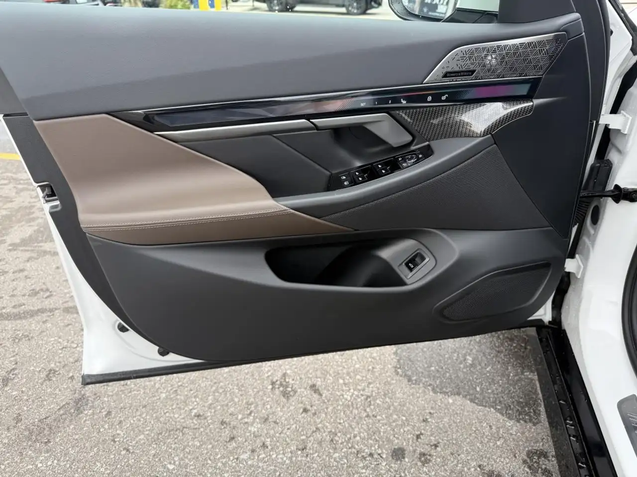 BMW 5 Series - Image 7