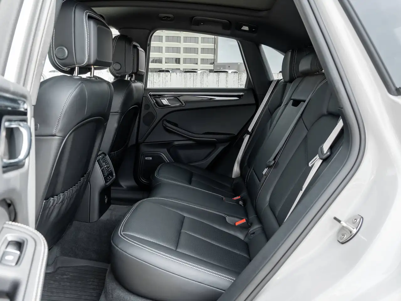 Porsche Macan - Image 32