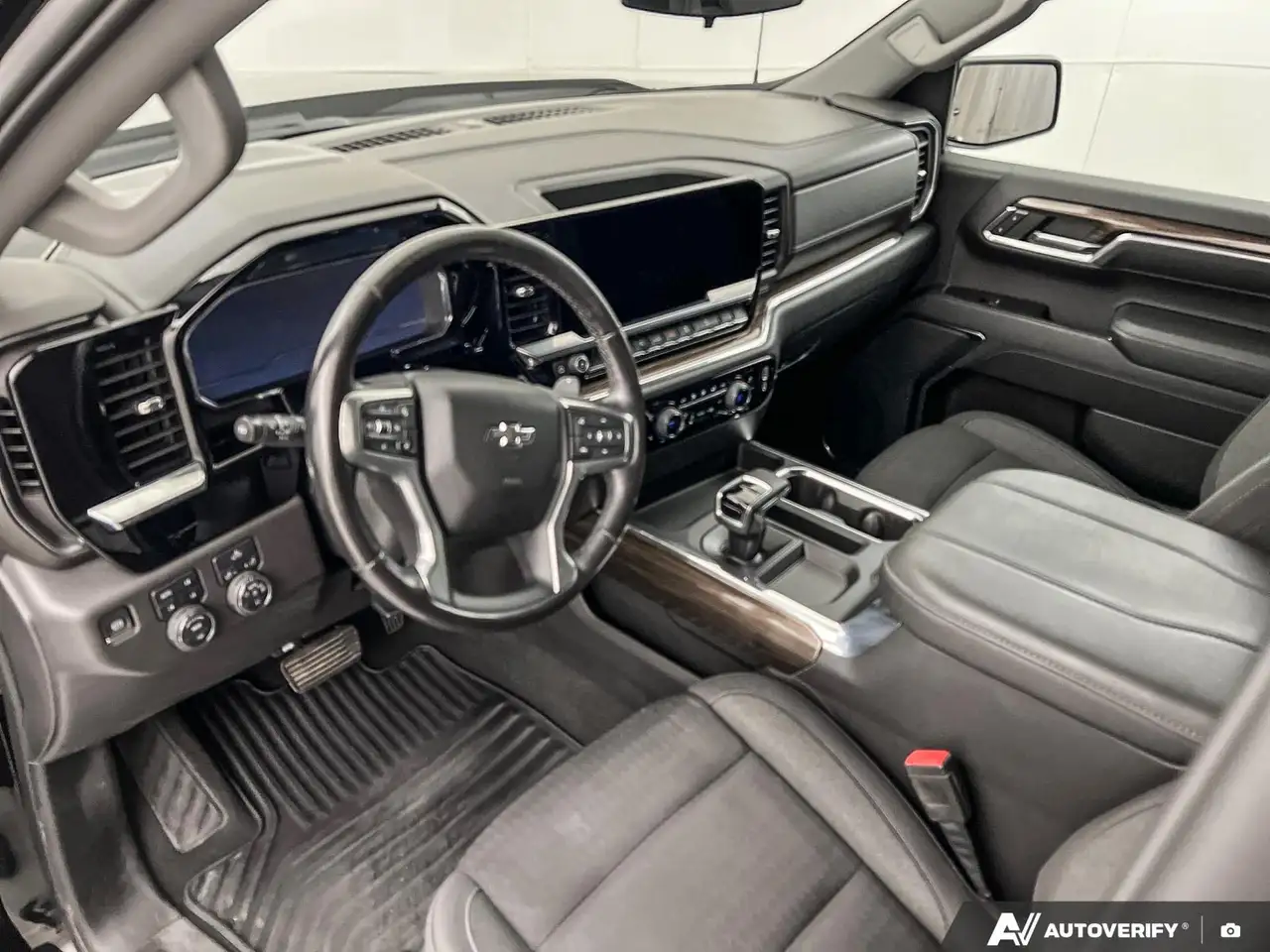 Chevrolet Silverado 1500 - Image 14