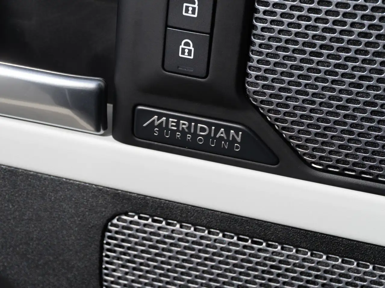 Land Rover Defender - Image 24