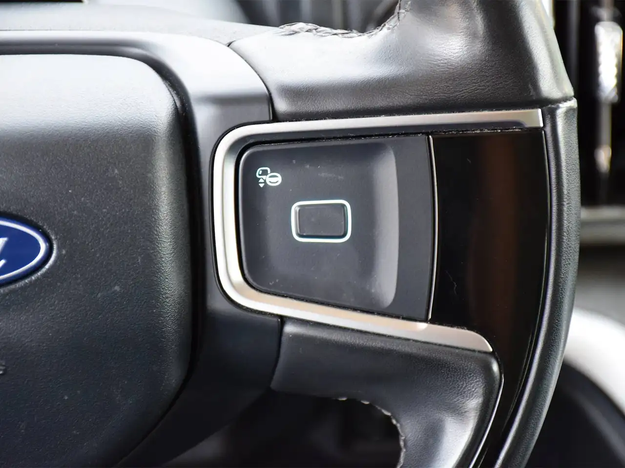 Ford Expedition - Image 18