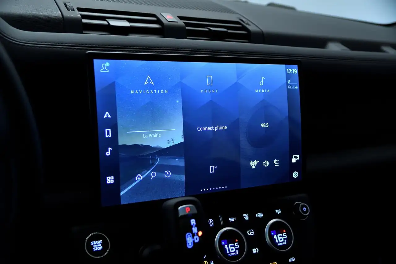 Land Rover Defender - Image 13