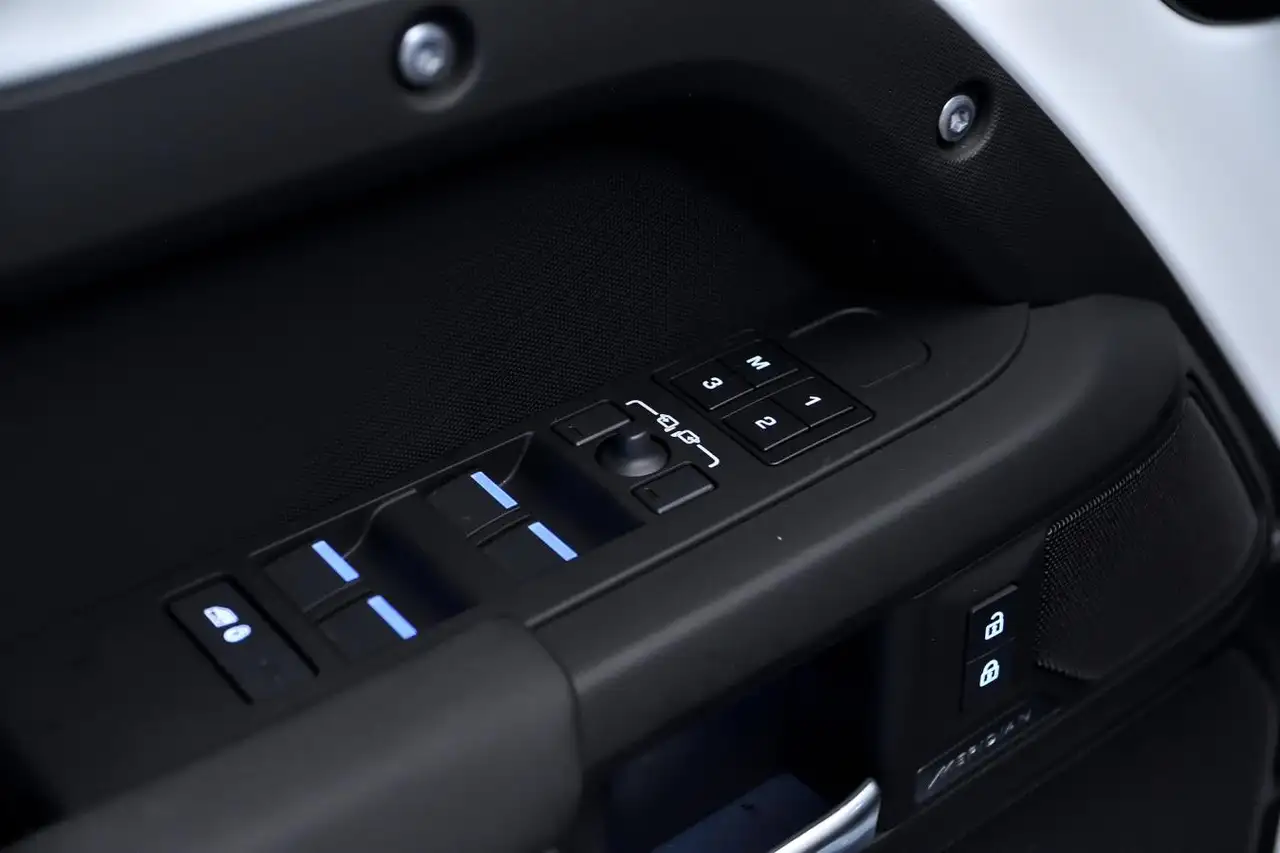 Land Rover Defender - Image 20