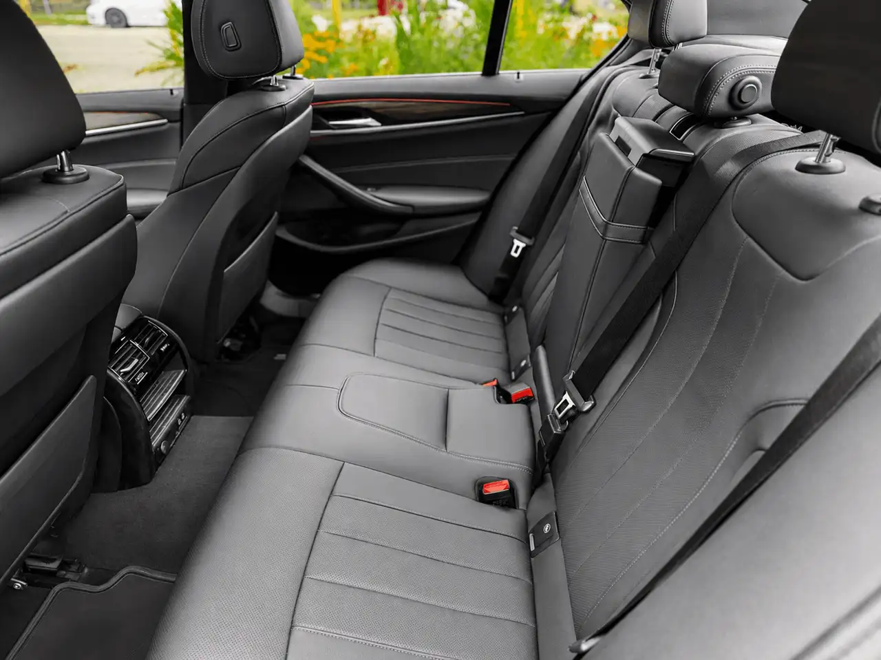 BMW 5 Series - Image 19