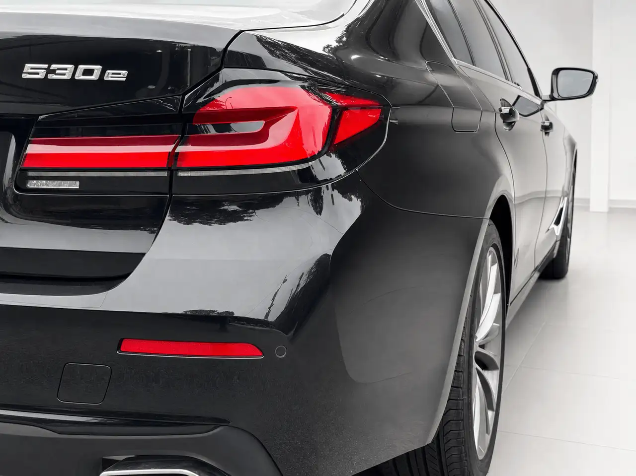 BMW 5 Series - Image 11