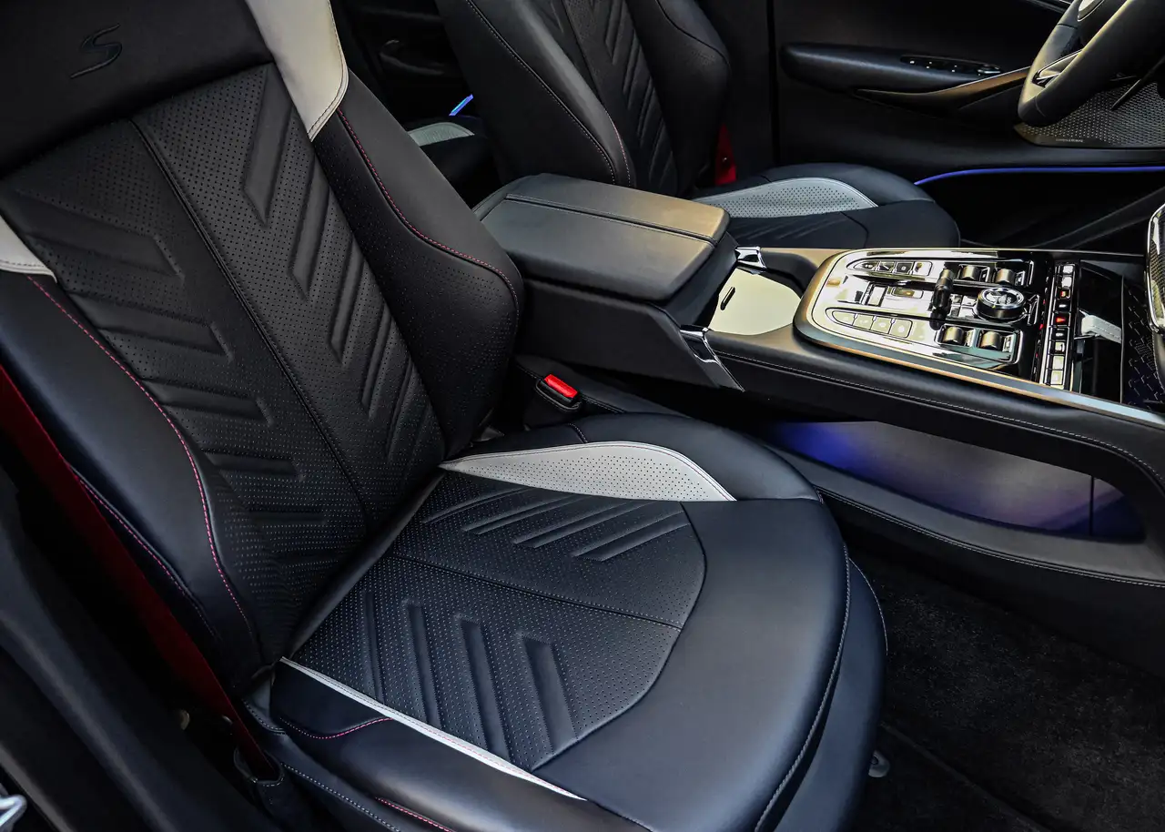 Aston Martin DBX - Image 27