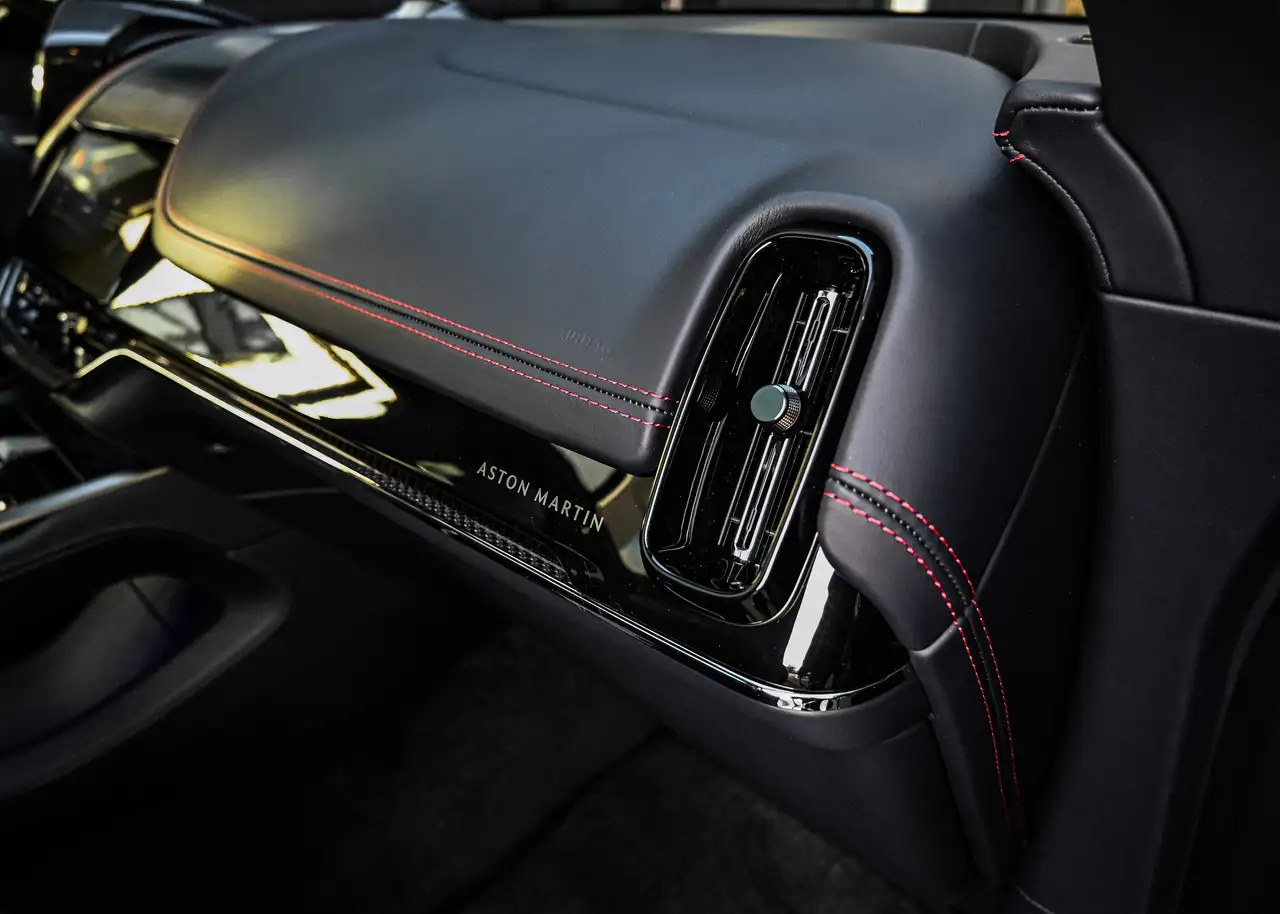 Aston Martin DBX - Image 25