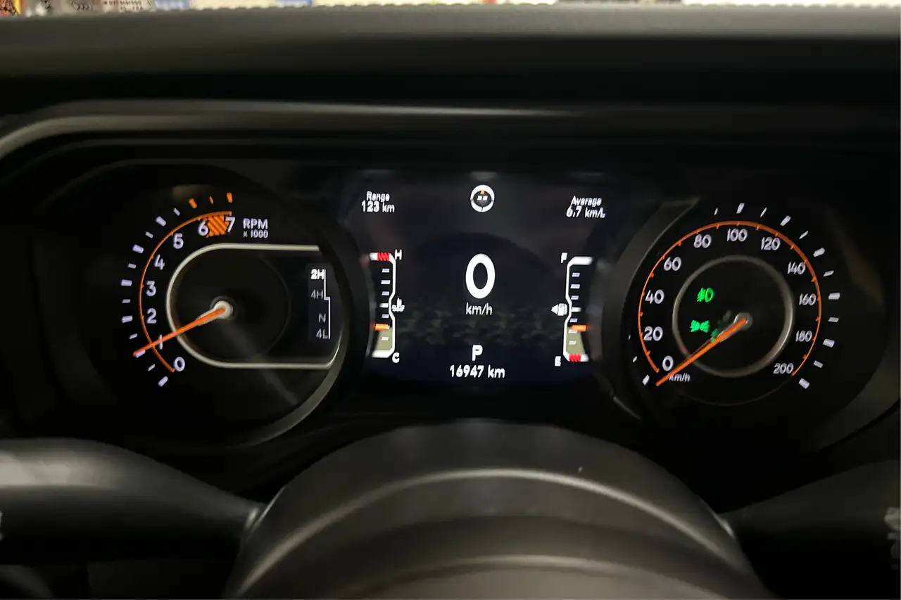 Jeep Wrangler - Image 16