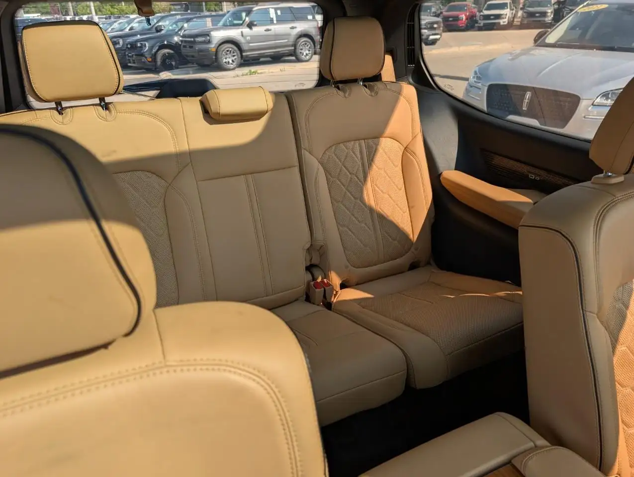 Jeep Grand Wagoneer - Image 19