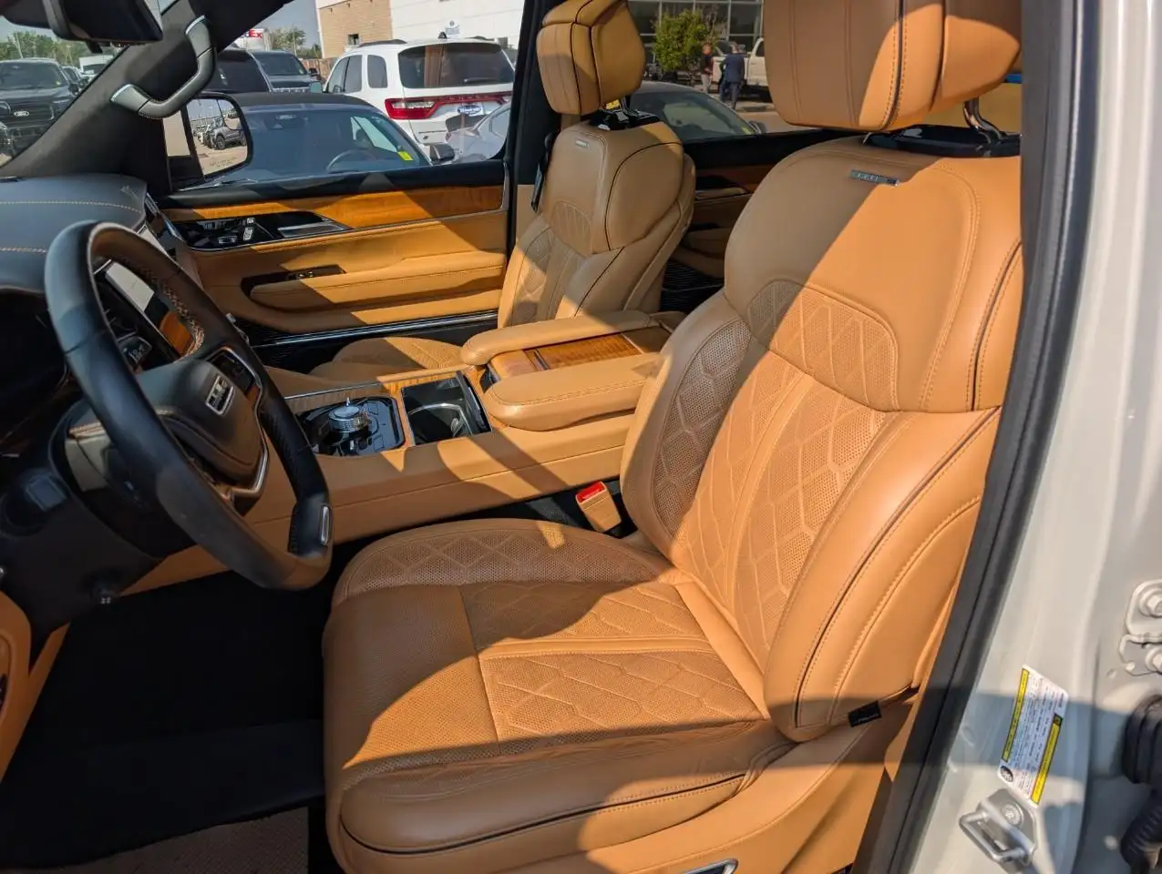 Jeep Grand Wagoneer - Image 25