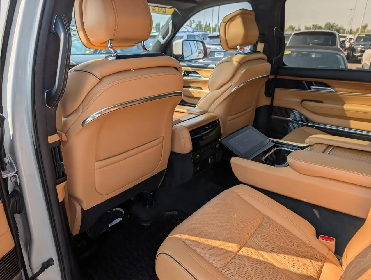 Jeep Grand Wagoneer - Image 3
