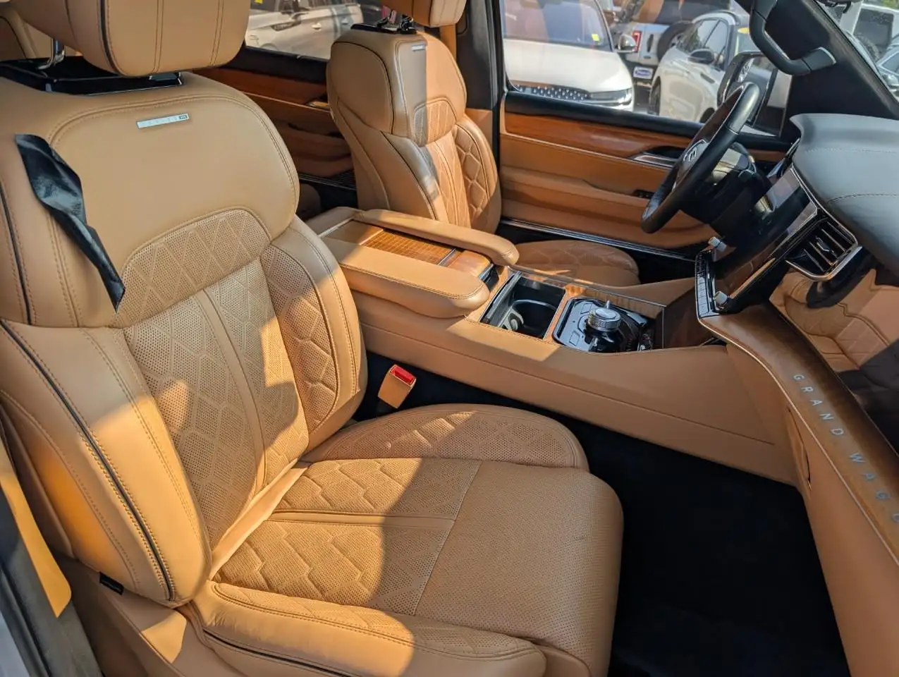 Jeep Grand Wagoneer - Image 15