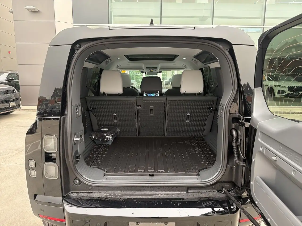 Land Rover Defender - Image 21