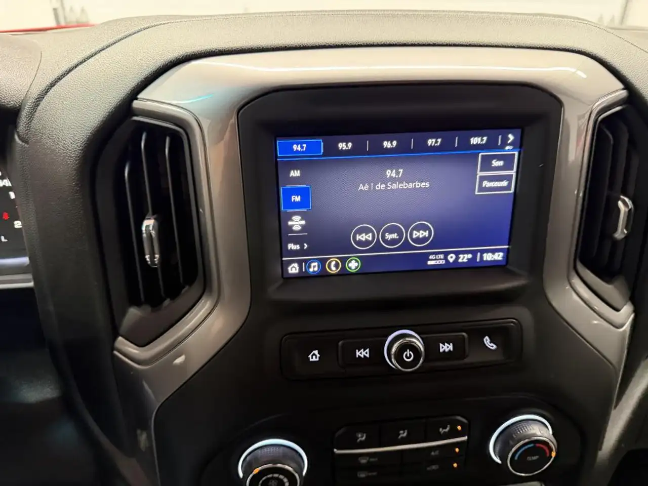 Chevrolet Silverado 1500 - Image 18