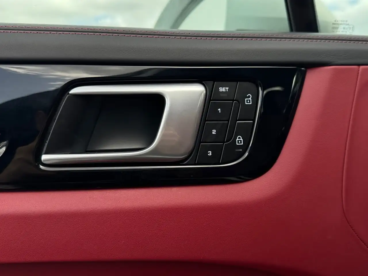 Porsche Cayenne - Image 26