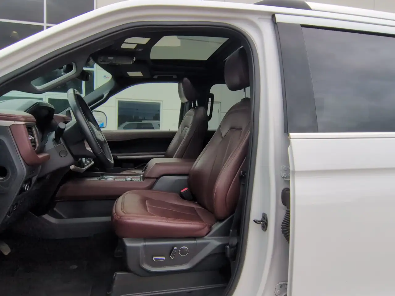 Ford Expedition - Image 11