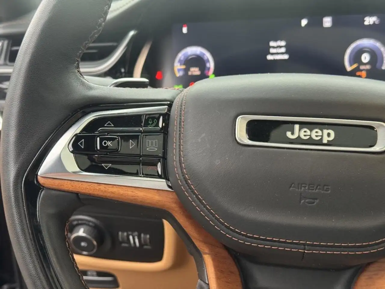Jeep Grand Cherokee - Image 13