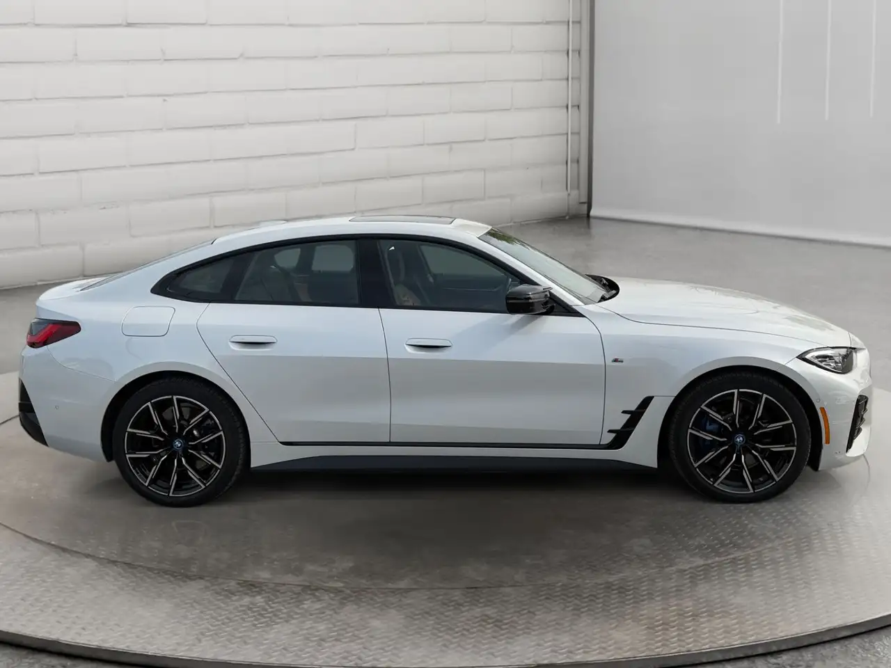 BMW i4 - Image 4